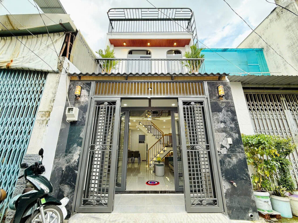 Bán nhà phố hẻm xe hơi Gò Vấp hướng Đông – giá tốt, sổ hồng riêng 🏡 Vị trí: Đường Số 9, P.Tân Thới Hiệp (P.9 – Gò Vấp), TP.HCM. 🚗 Hẻm xe hơi 7 chỗ đậu cửa, cách mặt tiền chỉ vài căn, xung quanh đầy đủ tiện ích: chợ, trường học các cấp, siêu thị. ✨ Thông tin chi tiết: Diện tích: 4m x 10m Kết cấu: 1 trệt 1 lầu Công năng: sân để xe, phòng khách, bếp, 2 phòng ngủ, 2 toilet, ban công thoáng mát Hướng nhà: Hướng Đông, hợp gia chủ mệnh Đông tứ trạch (Khảm, Ly, Chấn, Tốn) – giúp đón tài lộc, vượng khí và sức khỏe tốt. Pháp lý: Sổ hồng riêng, hoàn công đầy đủ 💰 Giá bán: 4 tỷ 980 triệu (thương lượng) 🎁 Tặng kèm full nội thất cao cấp 👉 Đây là lựa chọn lý tưởng cho gia đình nhỏ, vừa ở vừa đầu tư sinh lời tại trung tâm Gò Vấp.