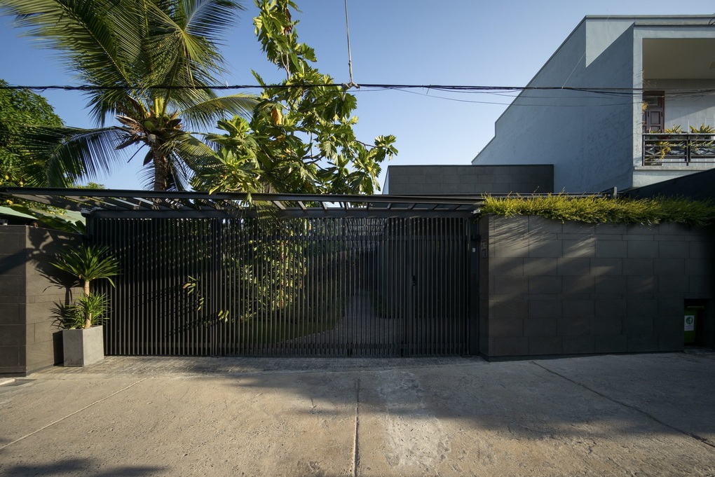 Mở cửa thấy cây, căn nhà vườn nhiệt đới nằm giữa lòng TP Phan Thiết - 1